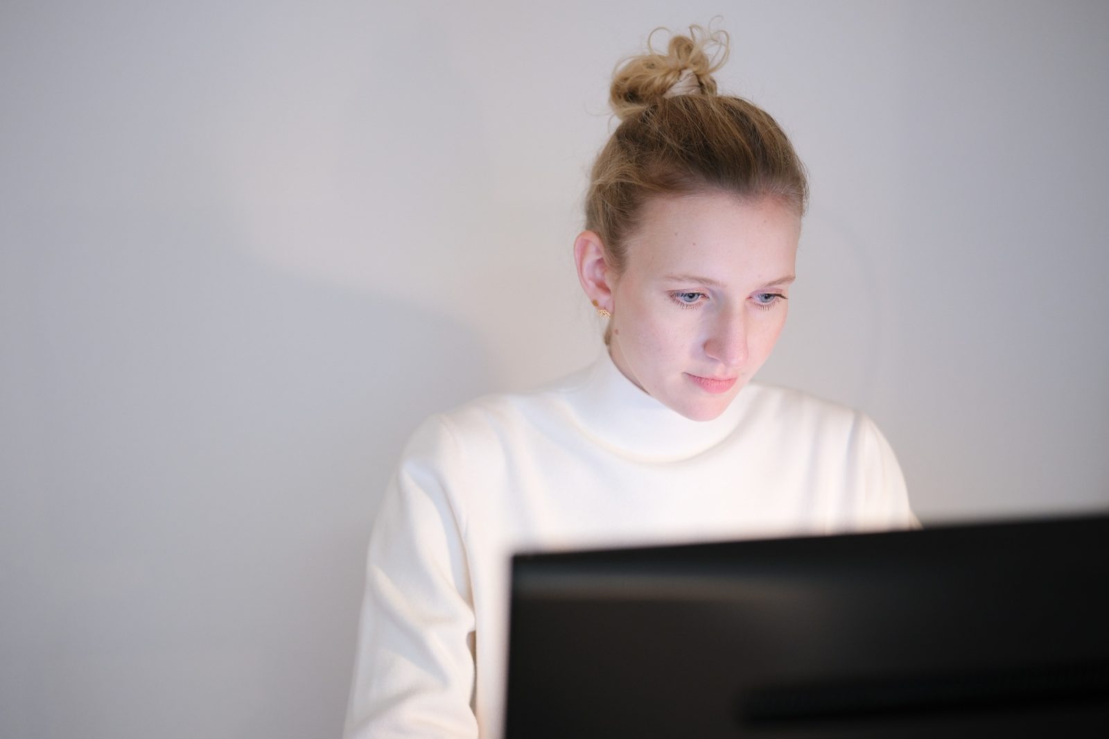Lara Peil bei der Arbeit am Schreibtisch